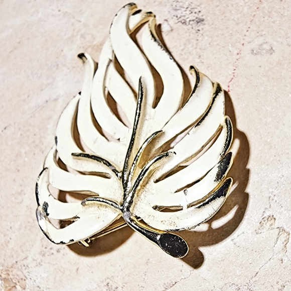 Vintage 1960 cream enamel gold fern brooch - Picture 3 of 10